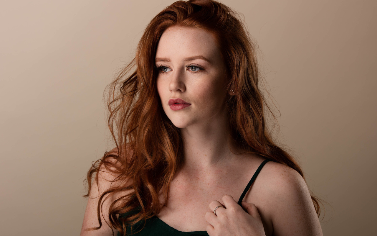 Нежная молодая рыжеволосая девушка