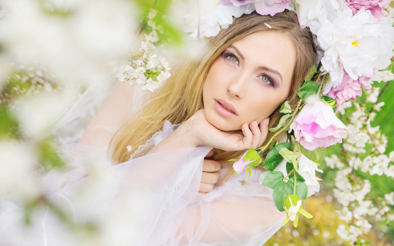 Зеленоглазая девушка в цветах розы