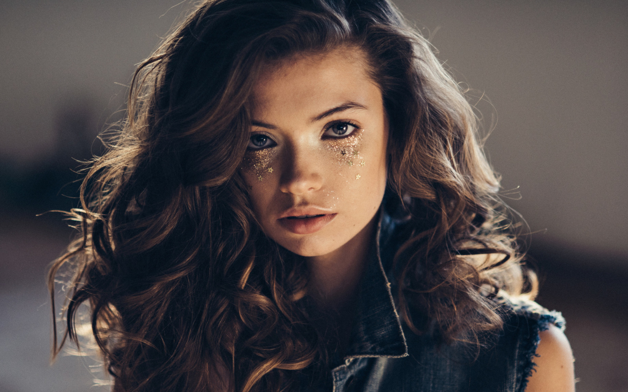 Грустная шатенка в жилетке 