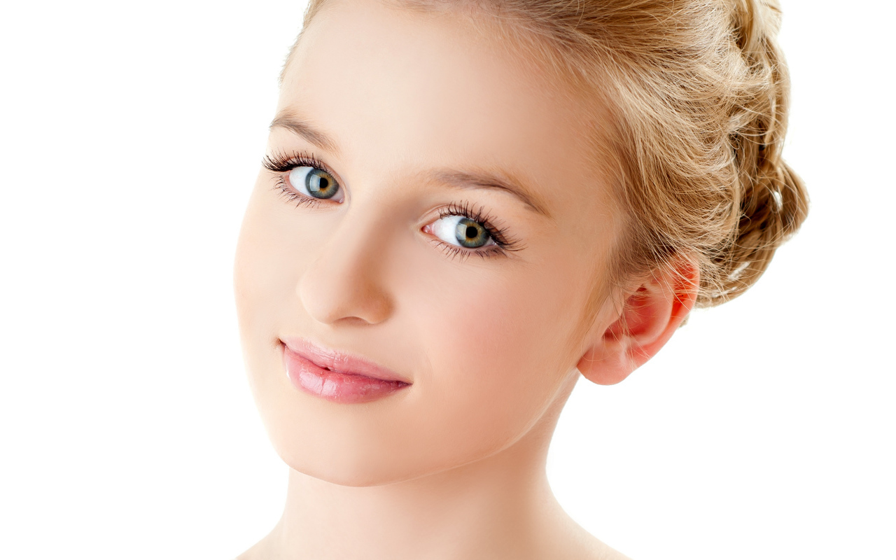 Нежная милая девушка лицо крупным планом на белом фоне