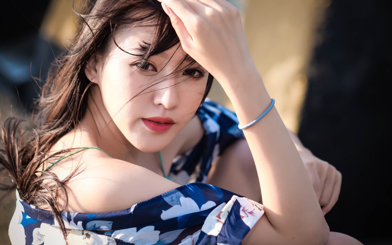 Молодая азиатка в лучах солнца