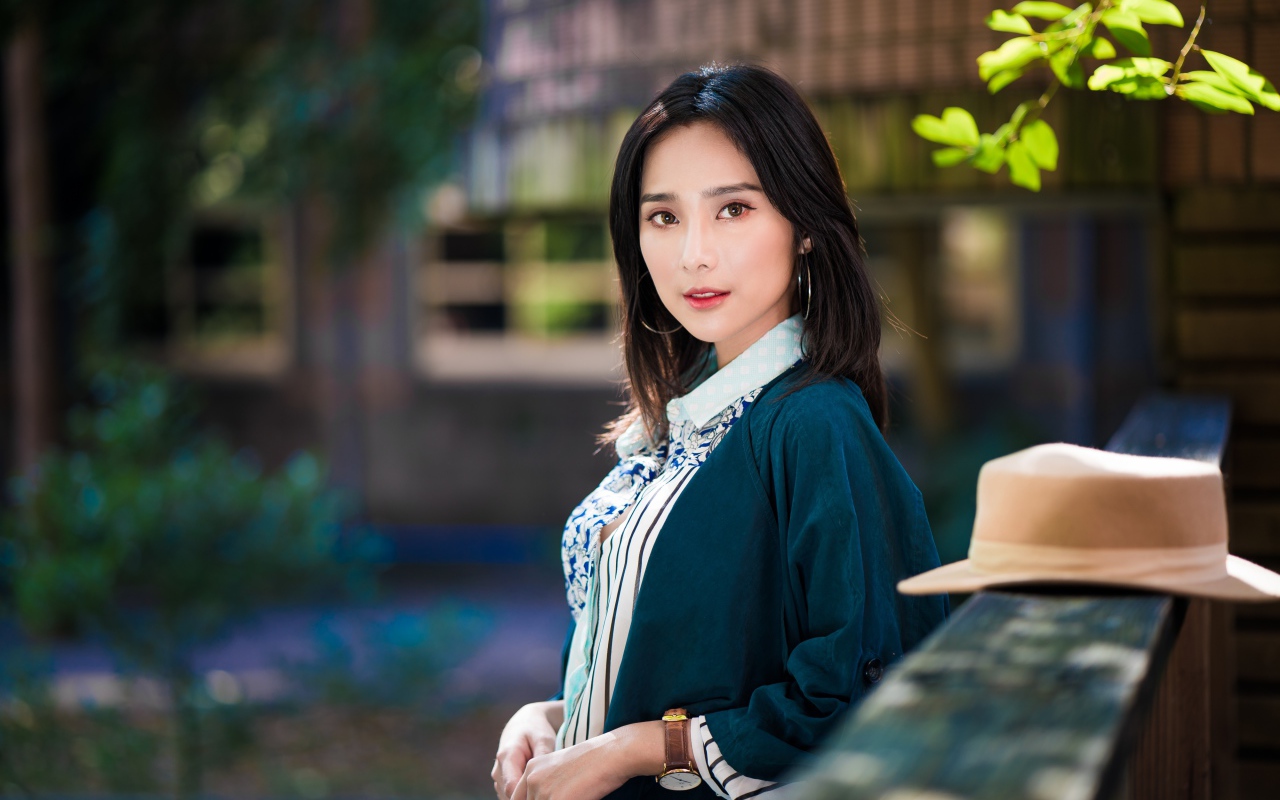 Молодая девушка азиатка со шляпой 