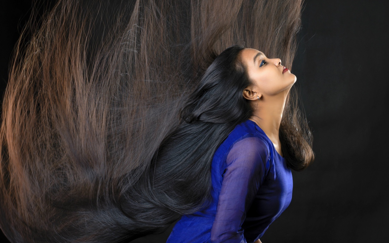 Молодая девушка брюнетка с длинными волосами 