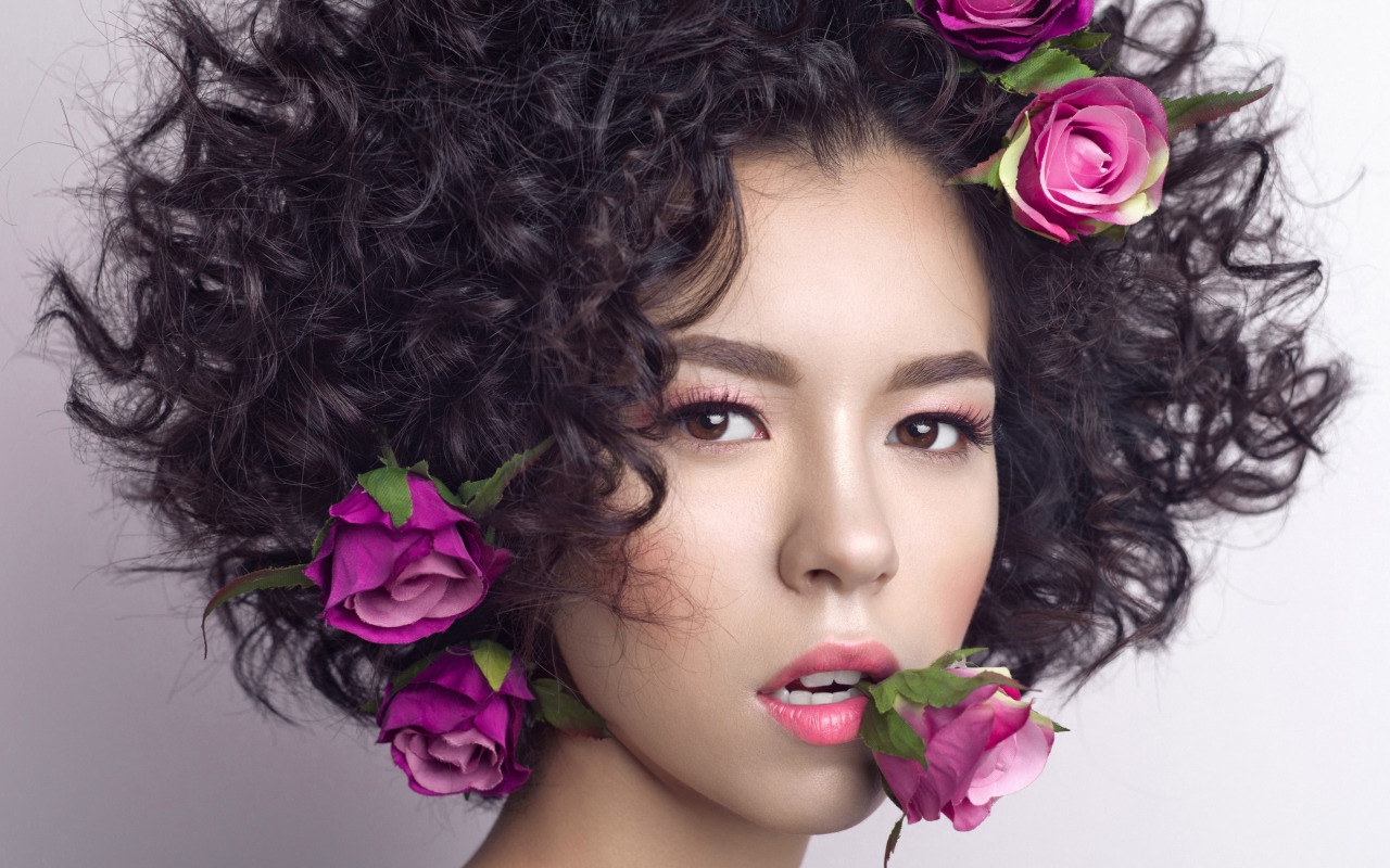 Молодая девушка с кудрявыми волосами с розами