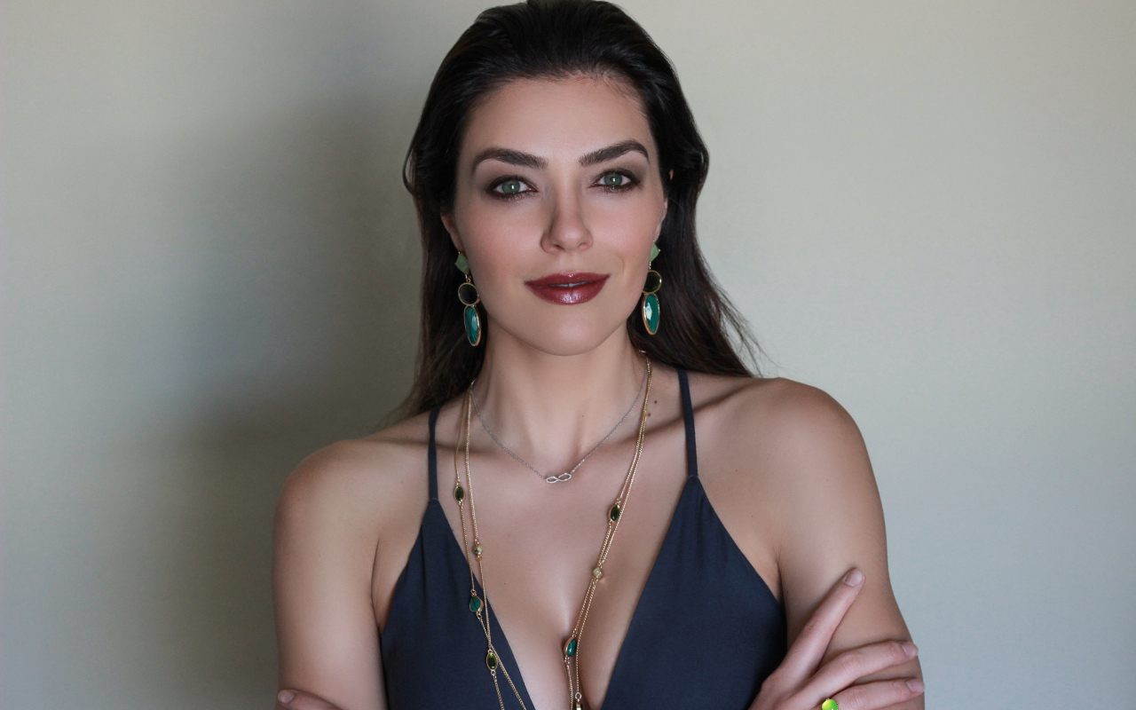 Американская модель Эдрианн Карри фото на сером фоне