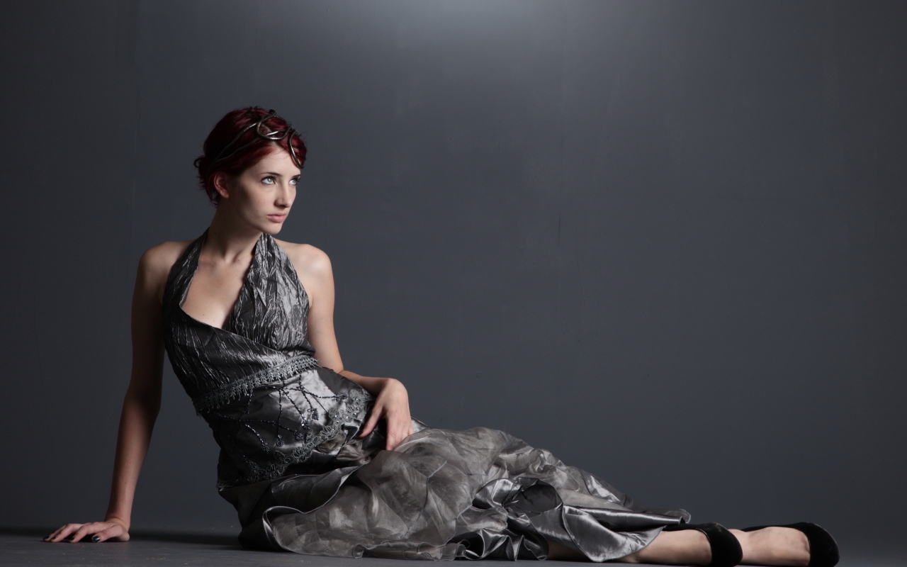 Американская модель Сьюзен Коффи в красивом платье на сером фоне