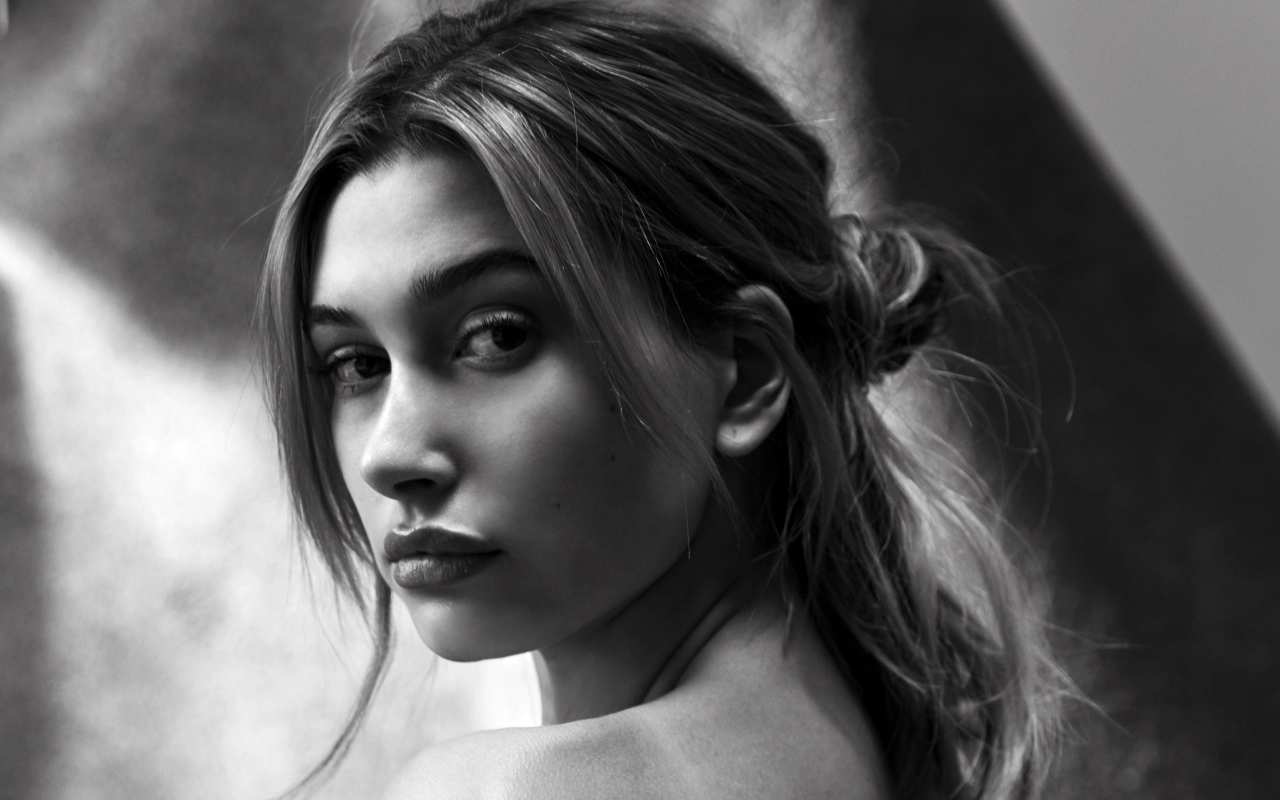 Модель Хейли  Болдуин черно белое фото