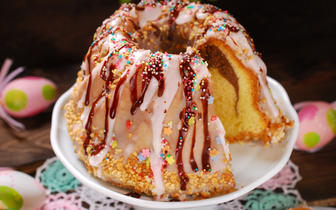 Красивый пасхальный кулич с глазурью на праздник Пасха