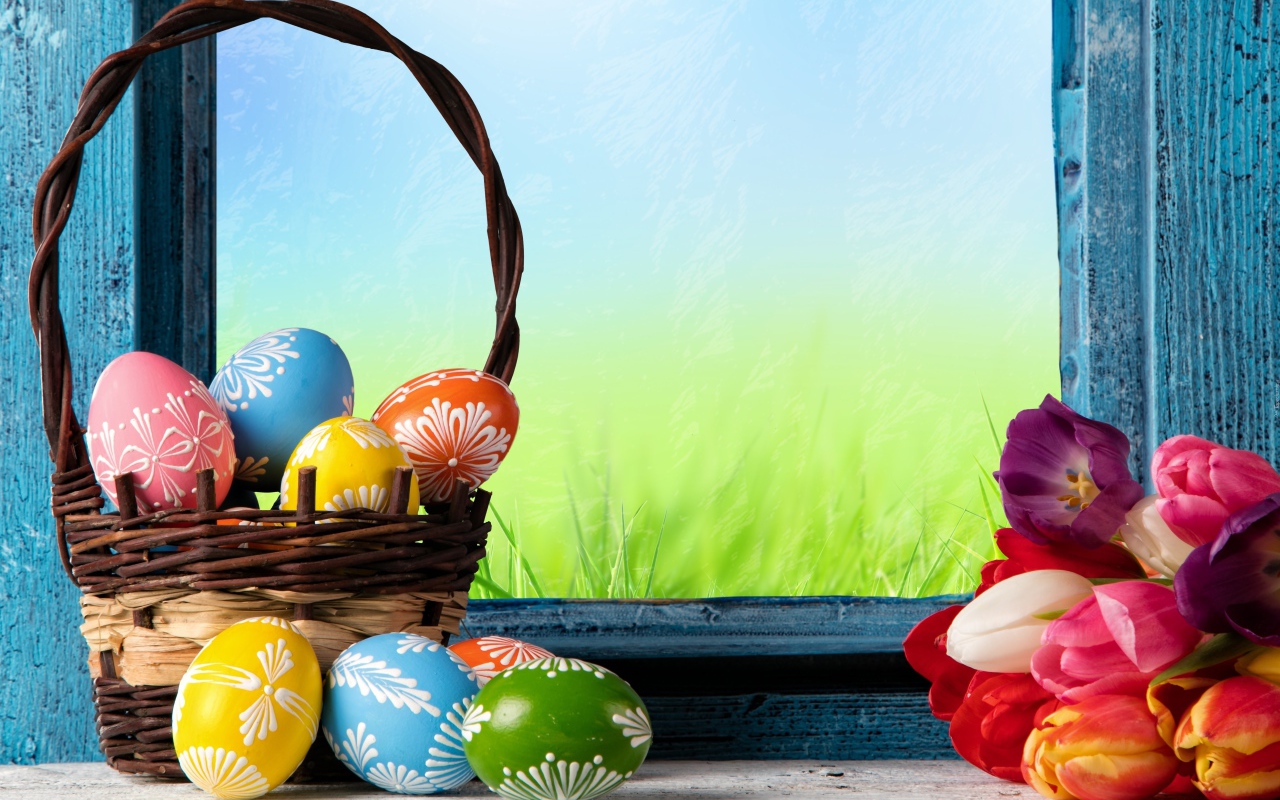 Пасхальные яйца в корзине на подоконнике с букетом тюльпанов
