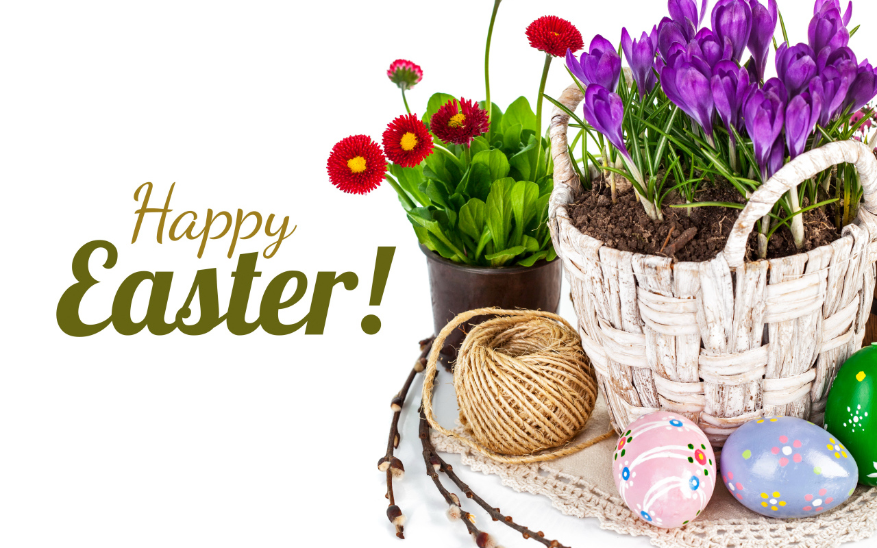 Весенние цветы и крашеные яйца на Пасху