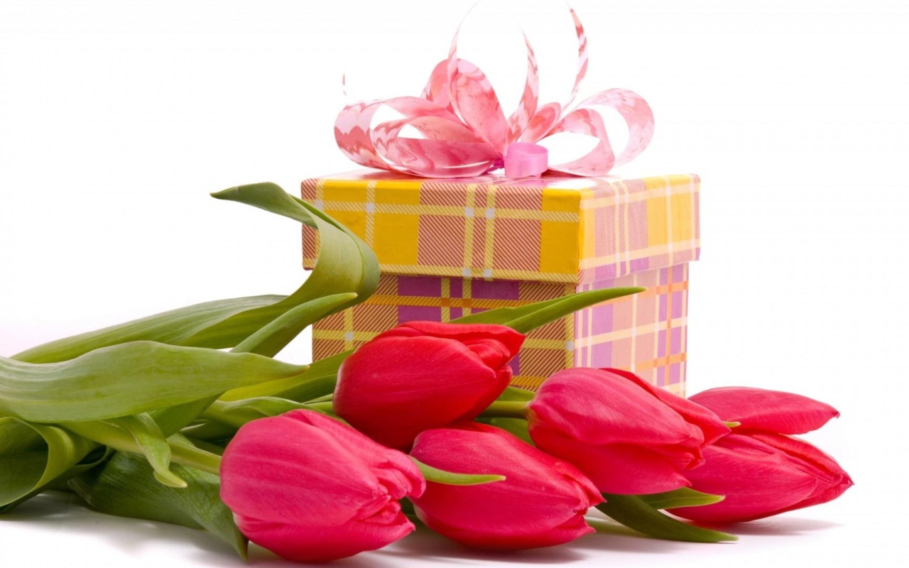 Букет тюльпанов и подарок любимой на 8 марта