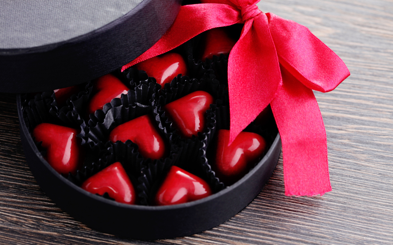 Коробка шоколадных конфет в форме сердца с красной лентой
