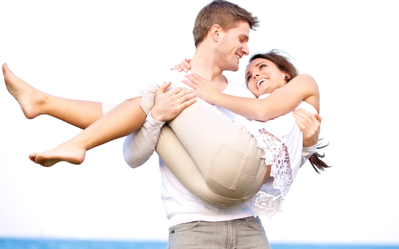 Влюбленный парень держит девушку на руках