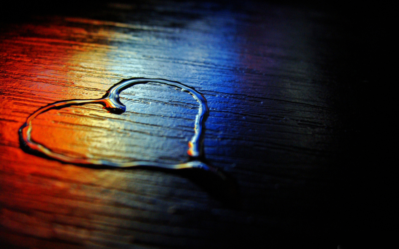 Сердце из воды на деревянной поверхности