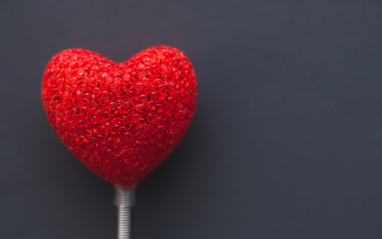 Красное сердечко на сером фоне