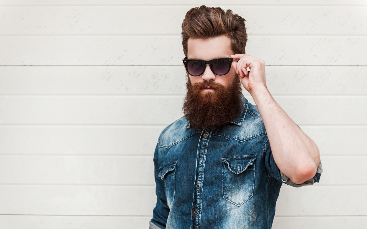 Красивый мужчина с бородой в черных очках 