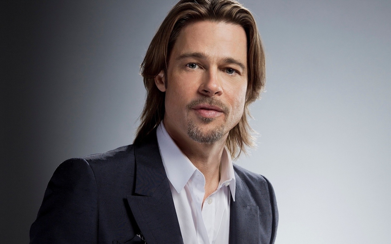 Актер Брэд Питт в костюме на сером фоне