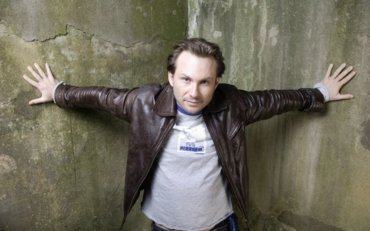 Актер Кристиан Слэйтер в куртке в старой комнате