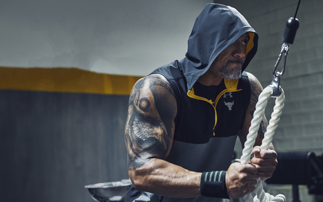 Актер Дуэйн Джонсон занимается в спортзале 