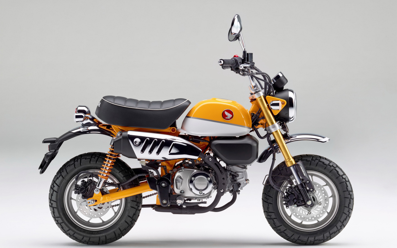 Мотоцикл Monkey 125, 2018 года на сером фоне