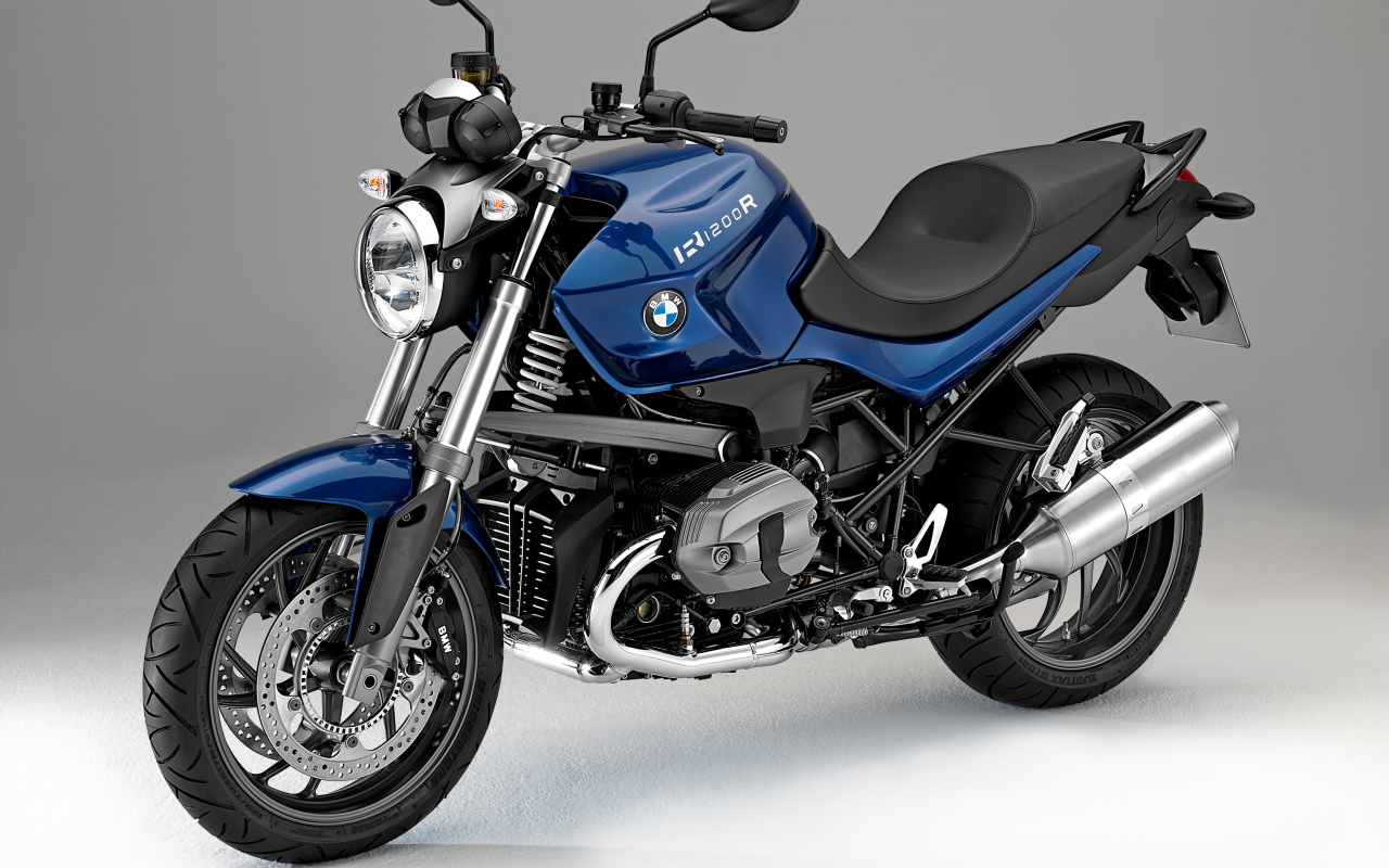 Синий мотоцикл BMW R1200R на сером фоне