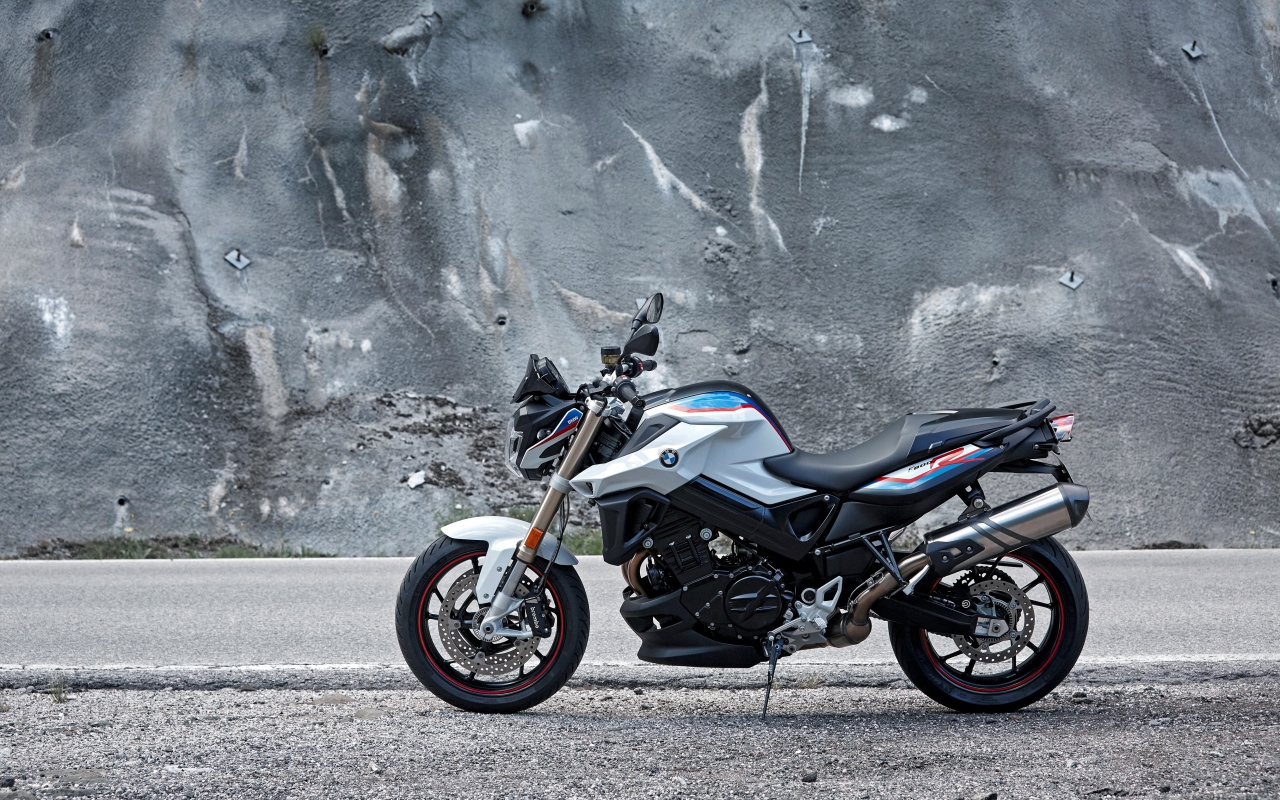 Стильный мотоцикл BMW F 800 R, 2017 у серой стены