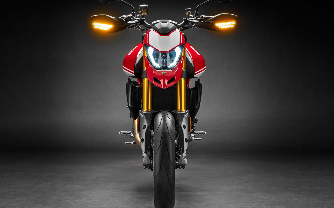 Мотоцикл Ducati Hypermotard 950 SP, 2019 года на сером фоне вид спереди