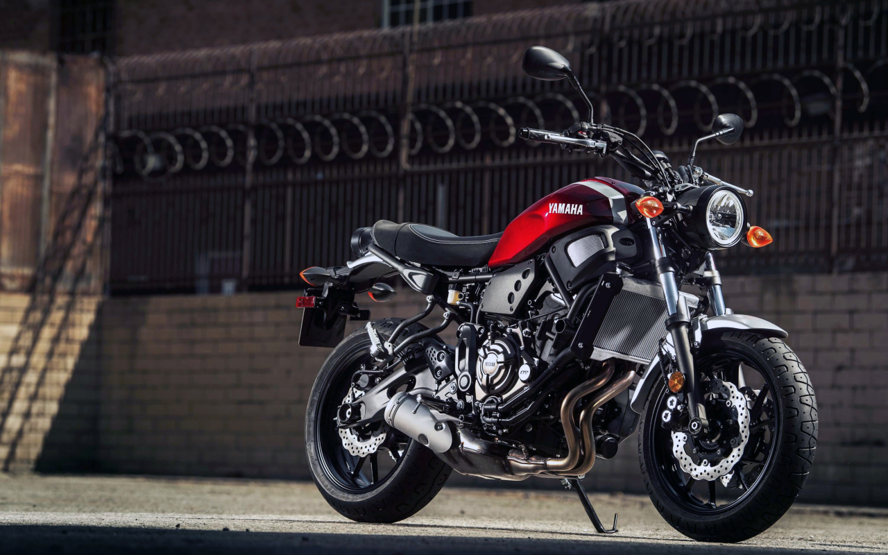 Большой мотоцикл Yamaha XSR700