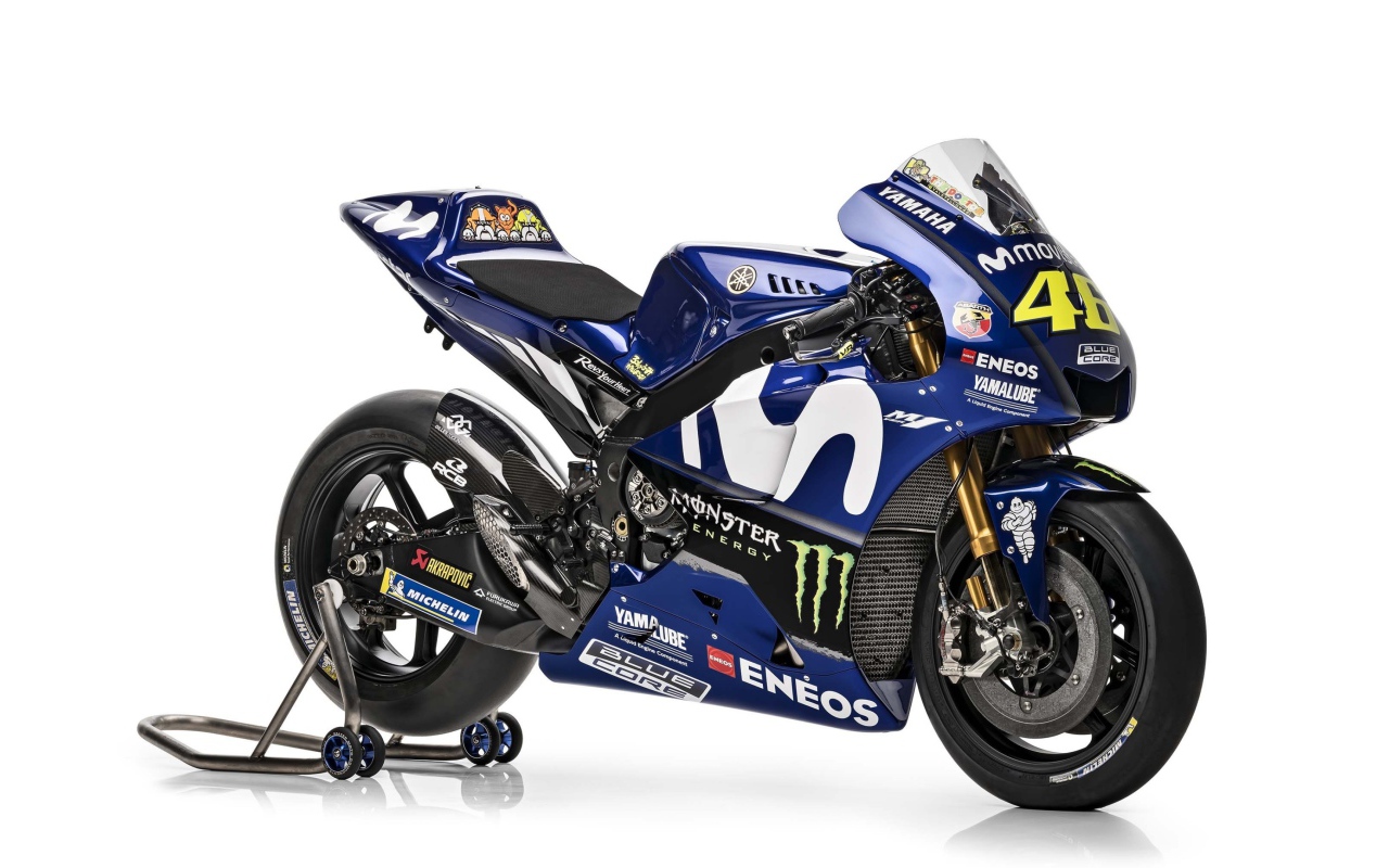 Синий мотоцикл Yamaha YZR-M1 Movistar, 2018 на белом фоне