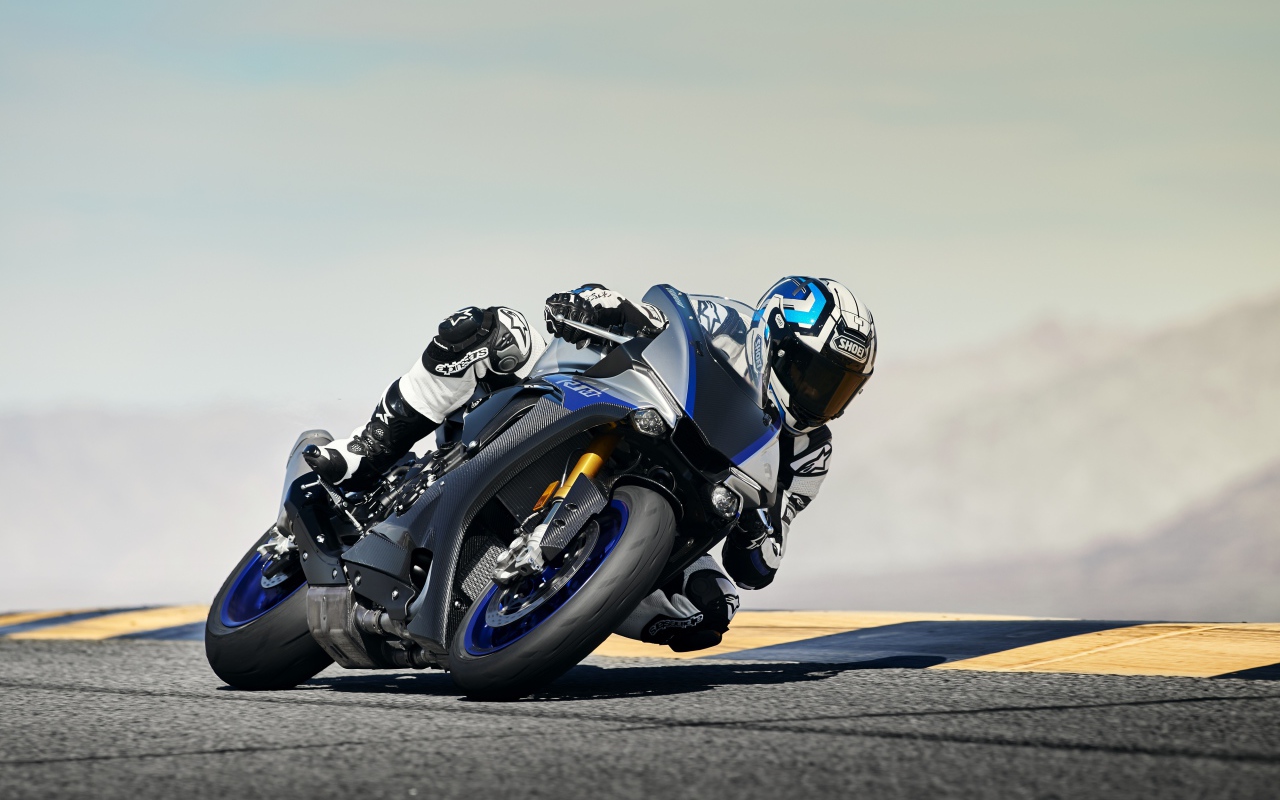 Мотогонщик на трассе на мотоцикле Yamaha YZF-R1M, 2018