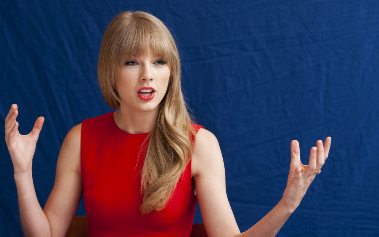 Американская кантри исполнительница Тейлор Свифт в красном платье