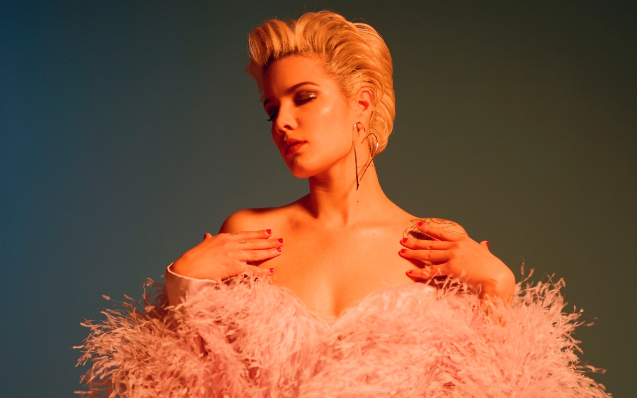 Американская певица Холзи в розовом наряде