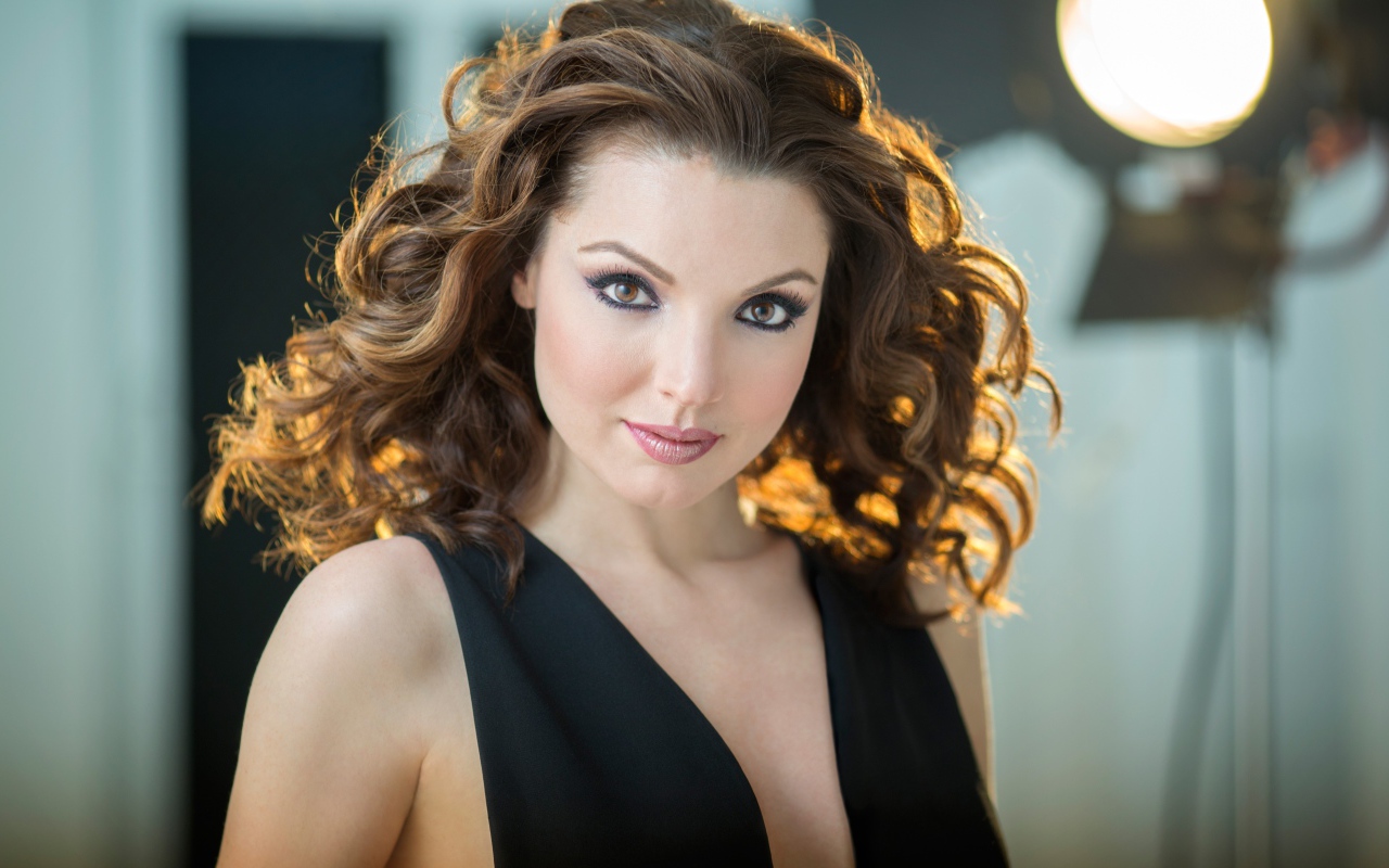 Американская певица сопрано Сара Джой Миллер в черном платье