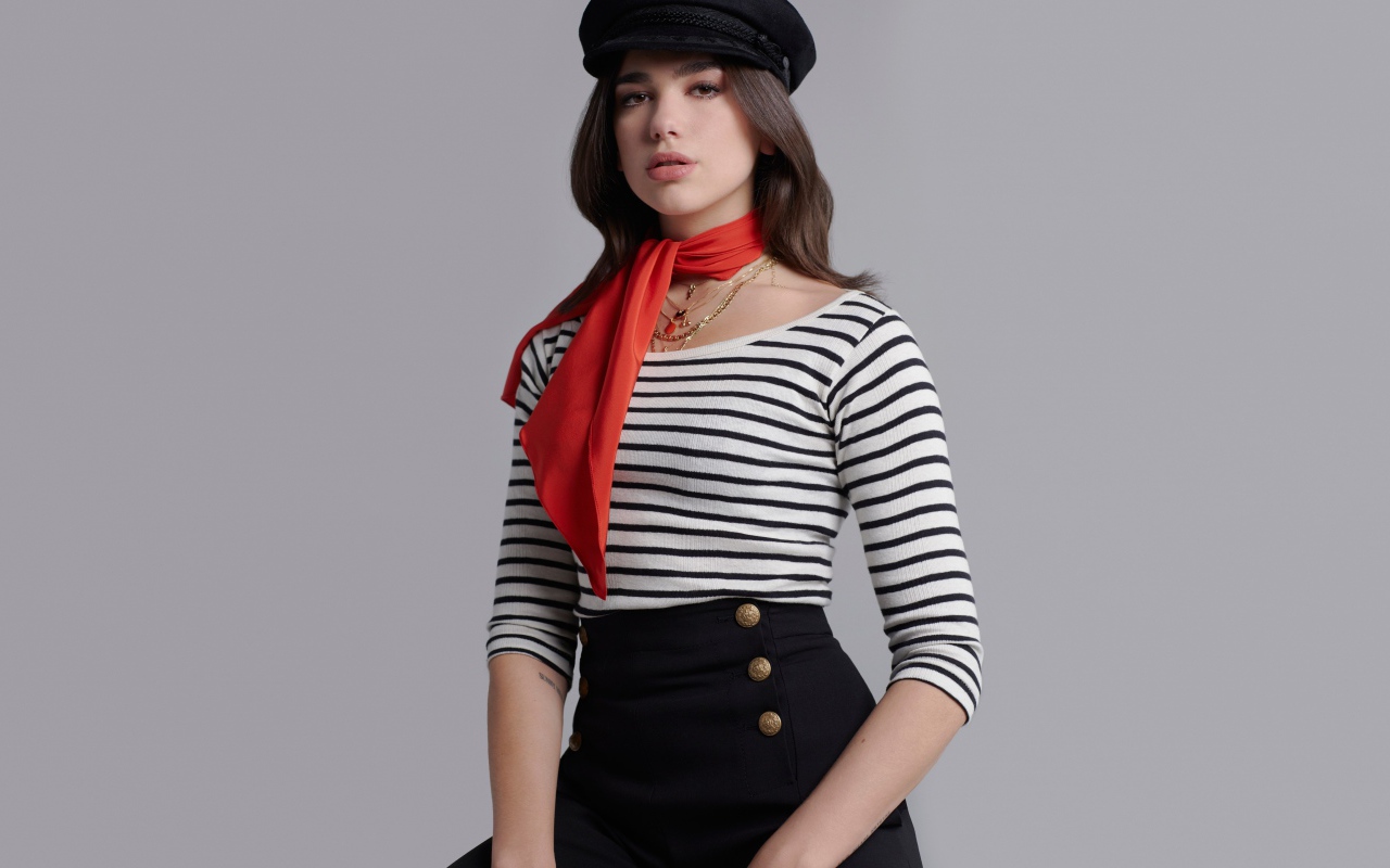 Британская певица Дуа Липа фото на сером фоне