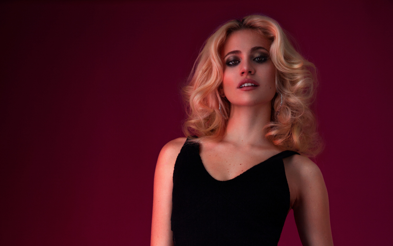 Британская певица Пикси Лотт в черном платье