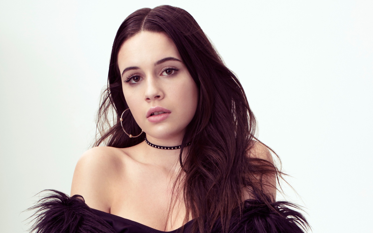 Американская певица Беа Миллер на белом фоне