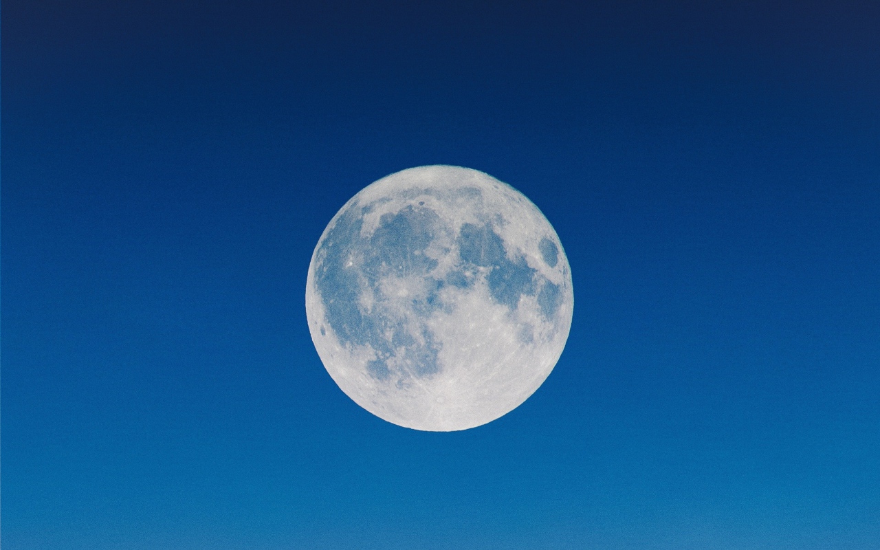 Большая белая луна в голубом небе