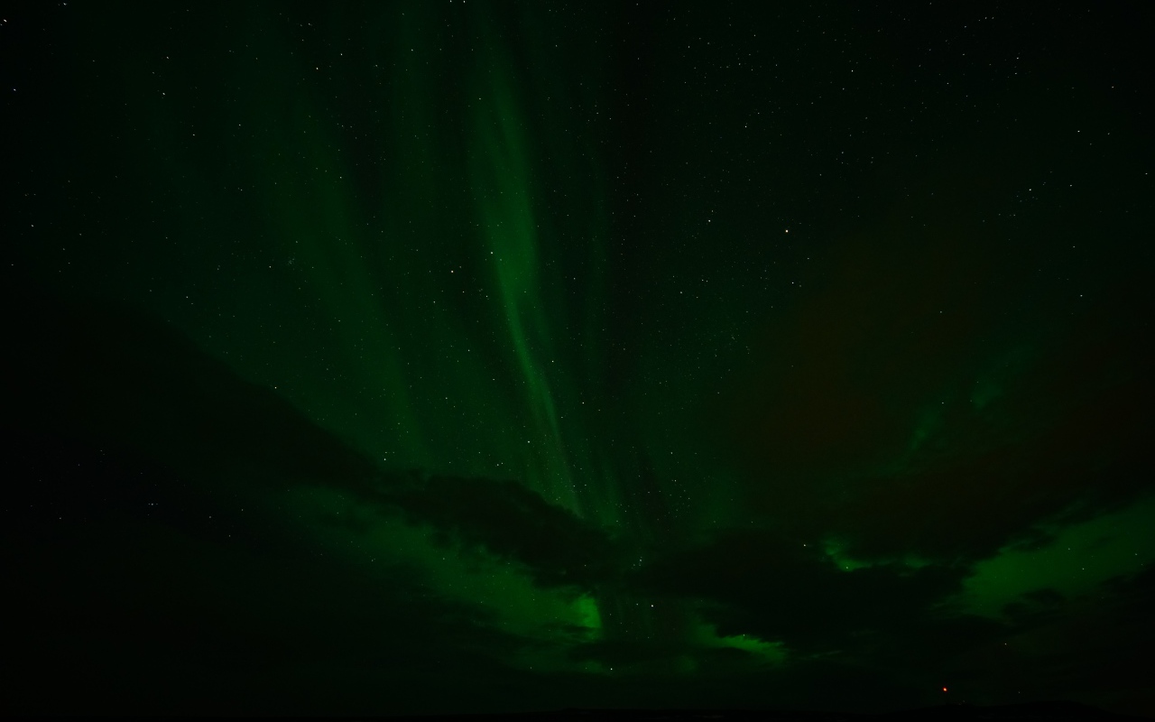 Зеленое северное сияние в звездном небе