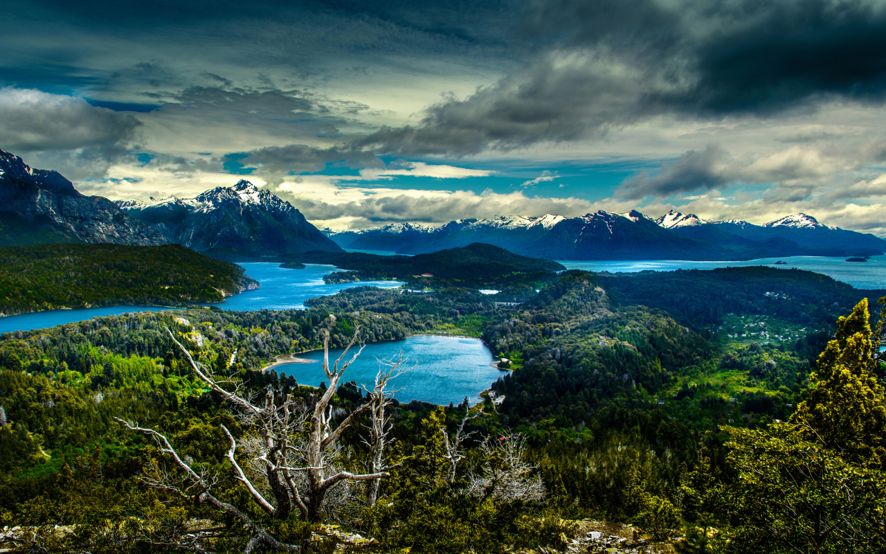 Горы под красивыми облаками в национальном парке, Аргентина
