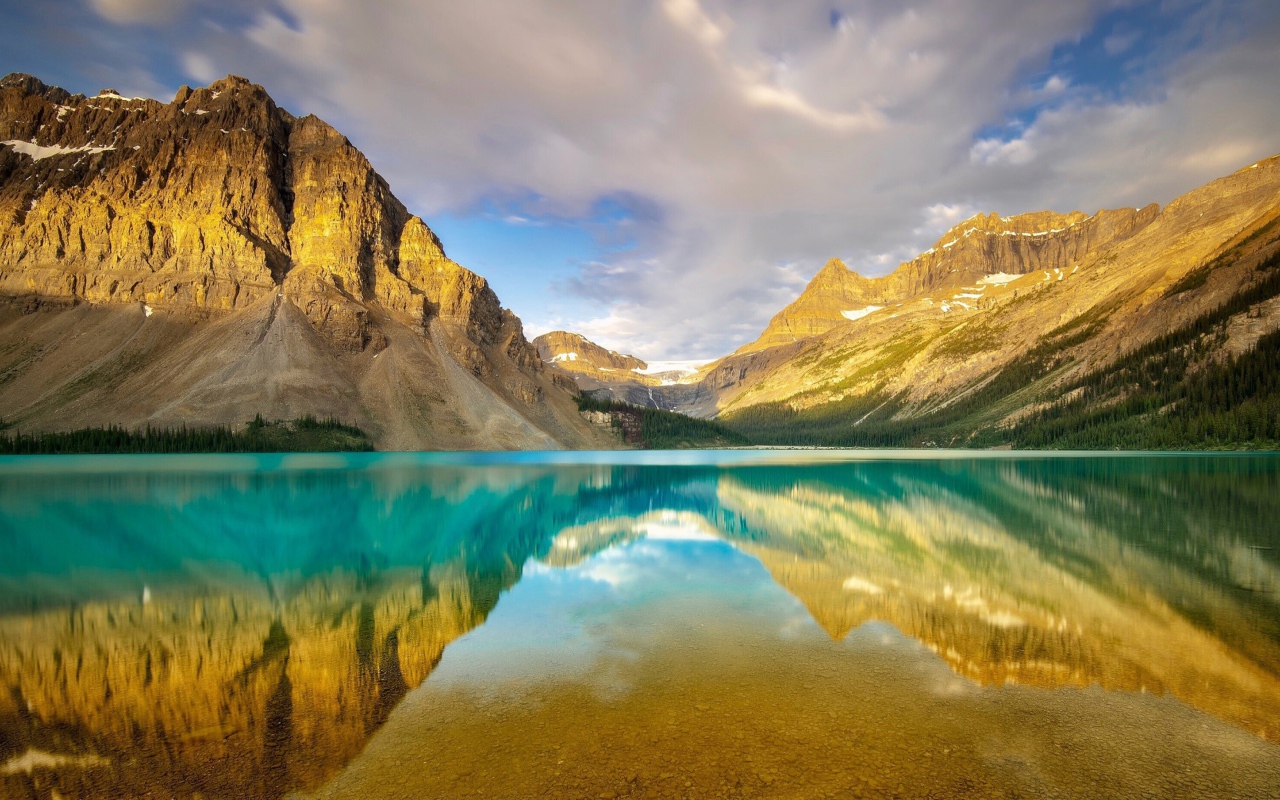 Горы отражаются в чистой воде озера