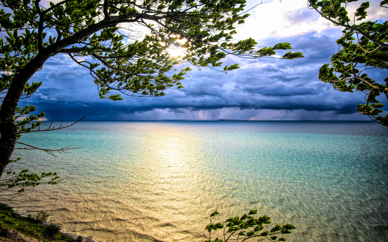 Вид на грозу над океаном 