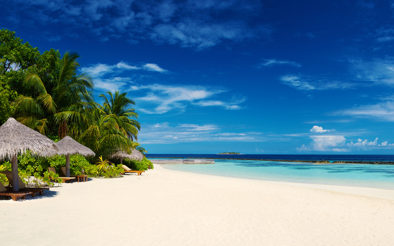 Красивый тропический пляж на Мальдивах под голубым небом