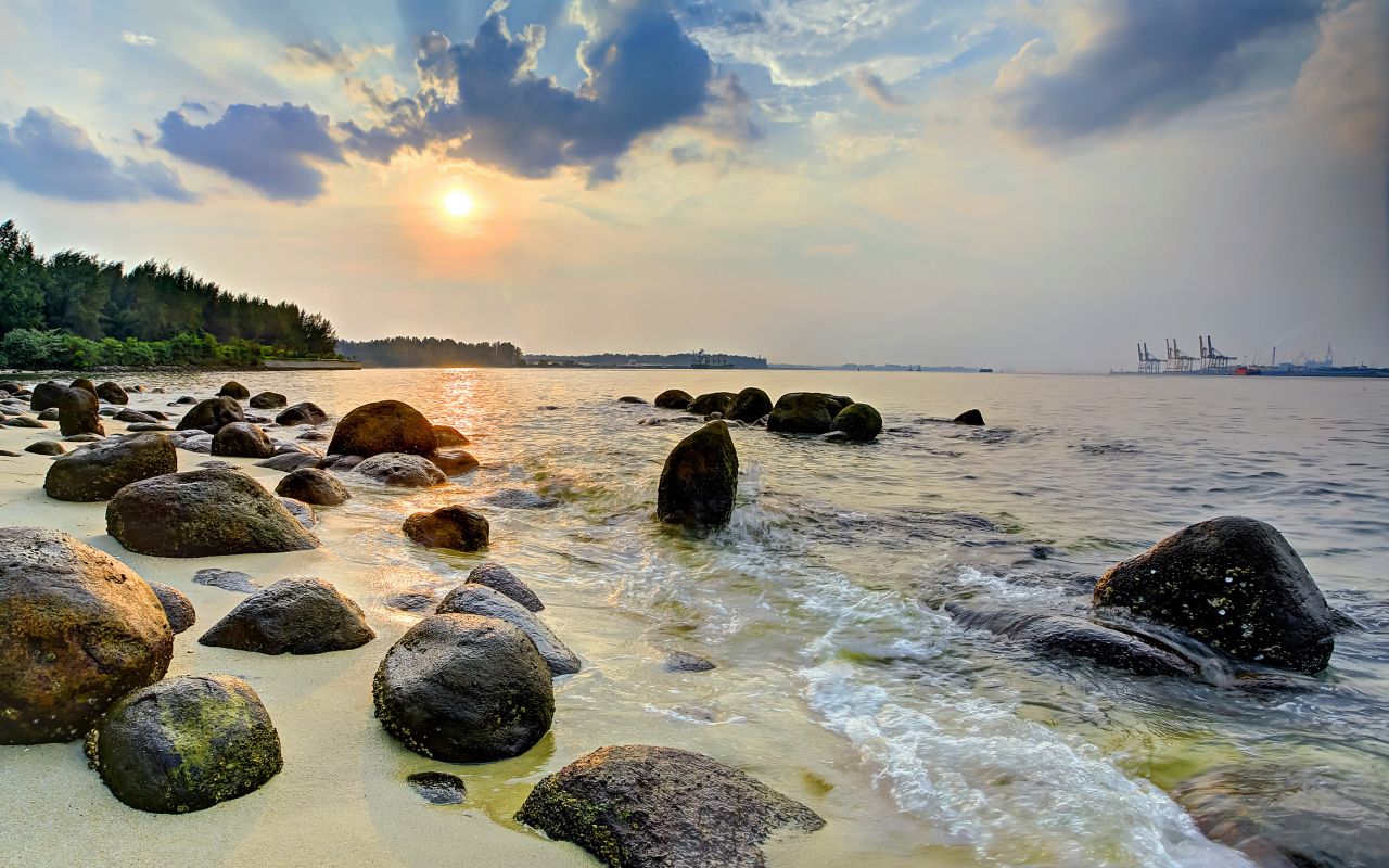 Большие камни на берегу океана на рассвете 