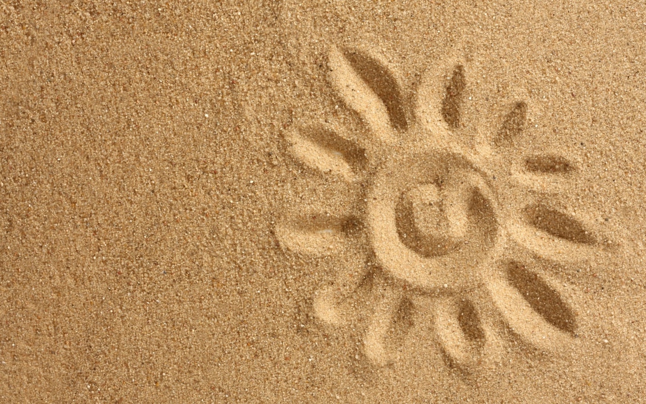 Солнце нарисованное на желтом песке