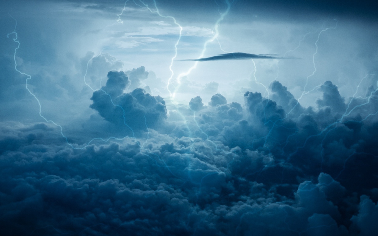 Молнии в облаках во время шторма