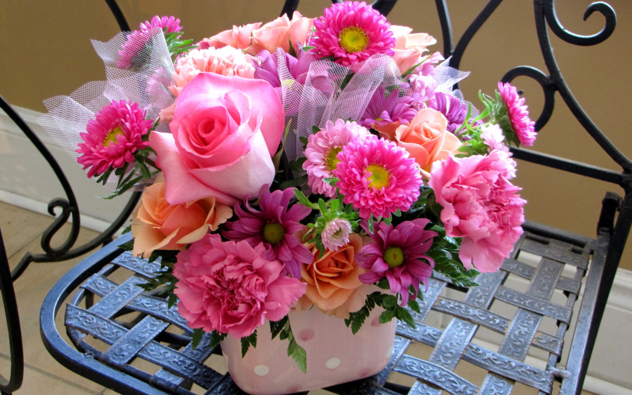 Красивый букет стоит на железном стуле