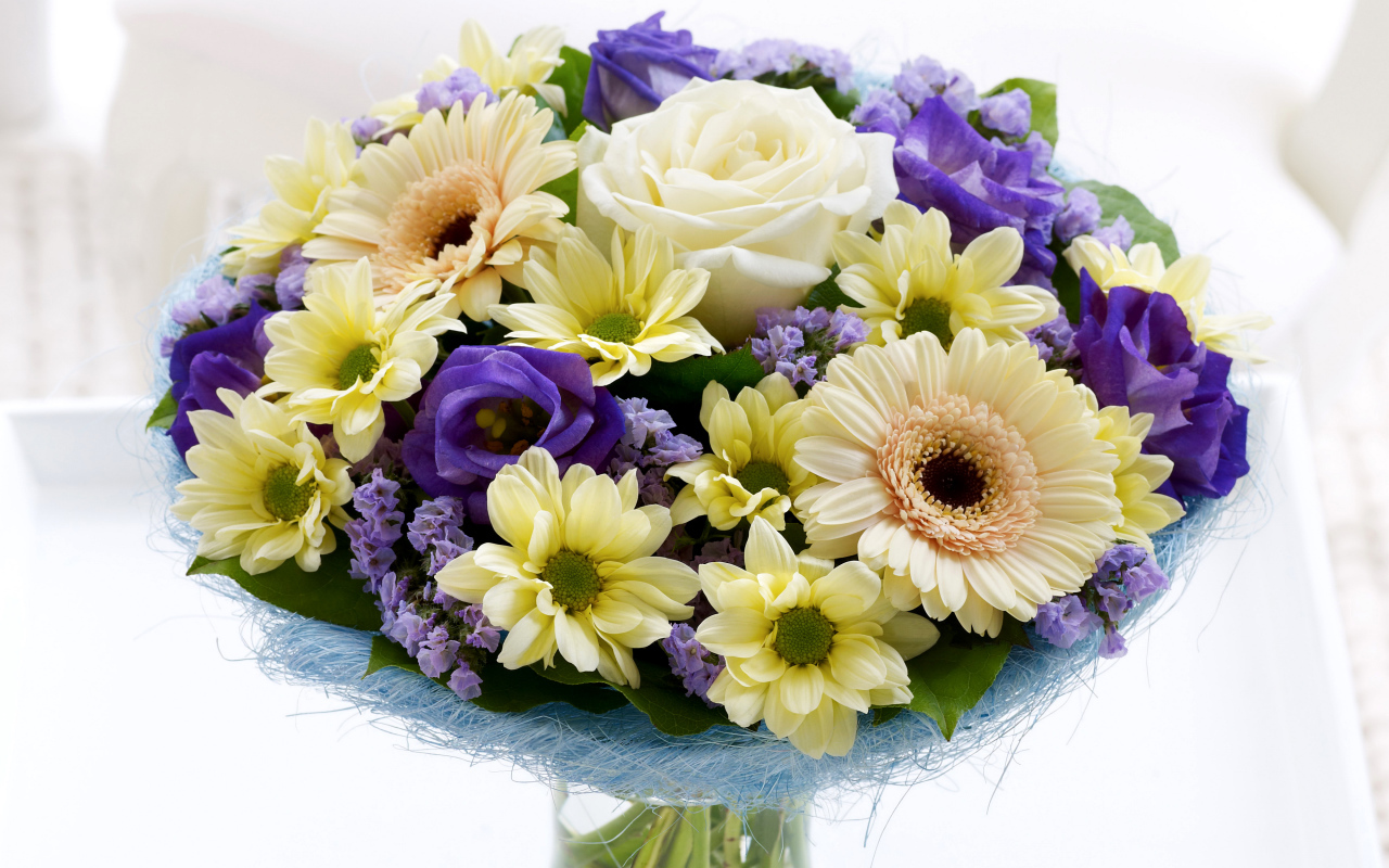 Красивый праздничный букет с цветами роз, хризантем и эустомы