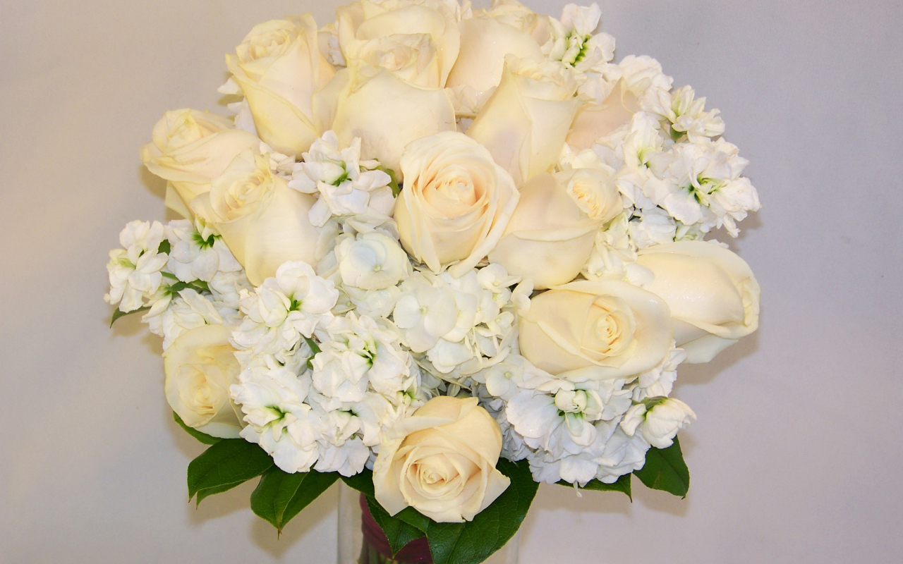 Красивый нежный букет с белыми розами и цветами гортензии на сером фоне