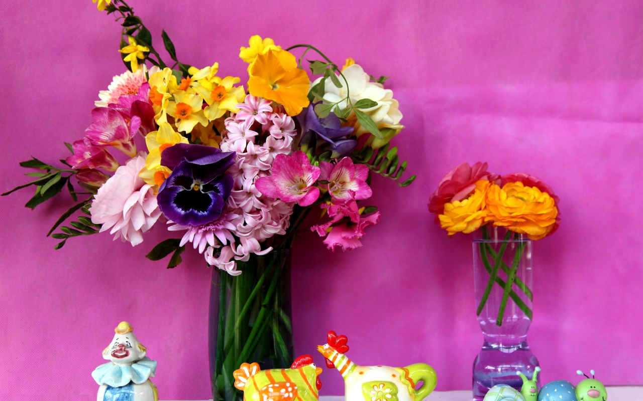 Букет цветов в стеклянной вазе на фиолетовом фоне