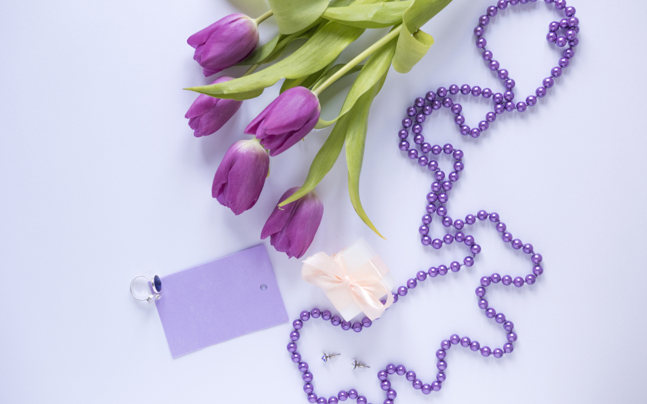 Букет фиолетовых тюльпанов с бусами